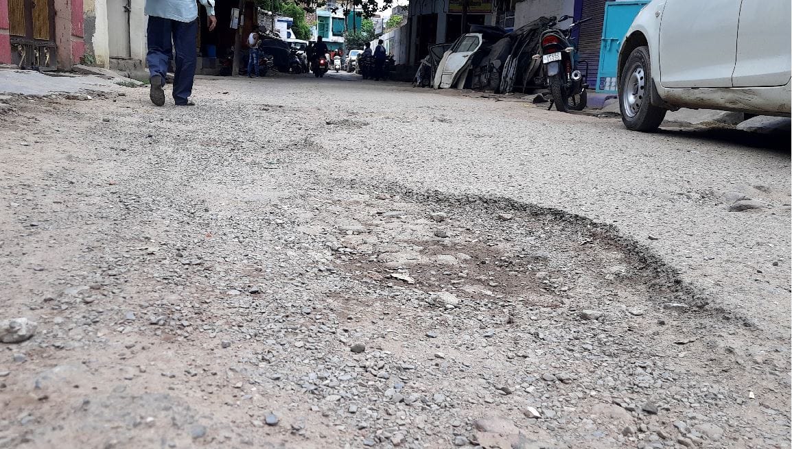 Sawan 2022 Broken roads increase trouble for Shiva devotees in varanasi road  condition is bad