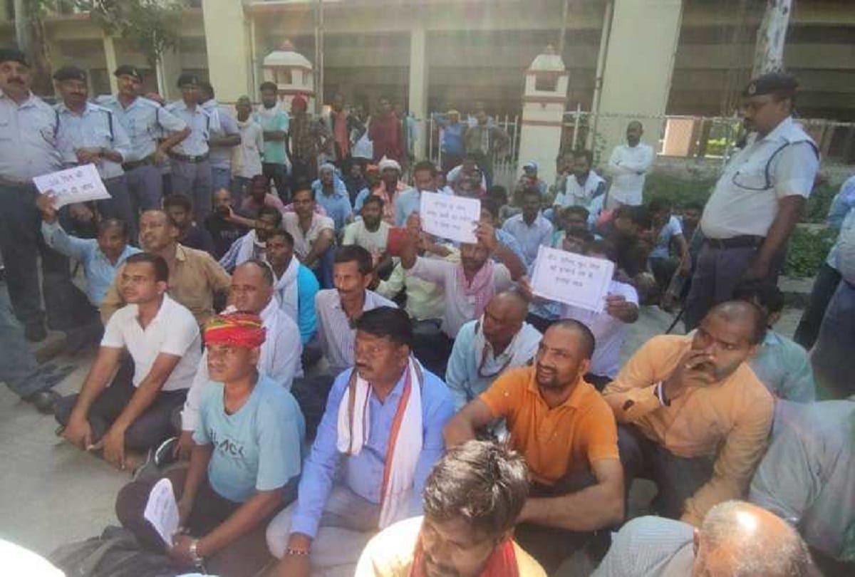 BHU Department of horticulture Gardeners strike continues for  salary Bhagat Singh Chhatra Morcha supported