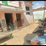 प्रधान के घर बैठे शुभचिंतक।