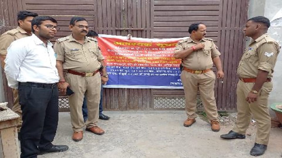 former SP MLA Rameshwar Singh Yadav and younger brother Jugendra Singh Yadav Premnagar residence of also seized Etah