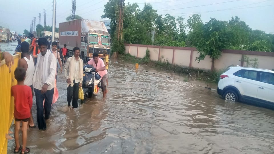 Waterlogging after rain on National Highway two people stuck in jam for six hours