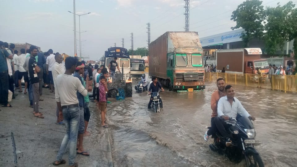 Waterlogging after rain on National Highway two people stuck in jam for six hours