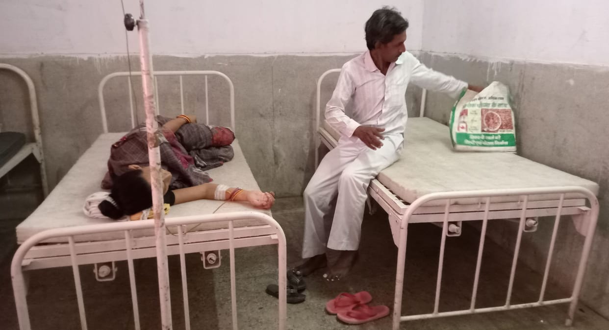 Kanpur Dehat : Patient admitted on foam mattress without cover and sheet in Akbarpur CHC