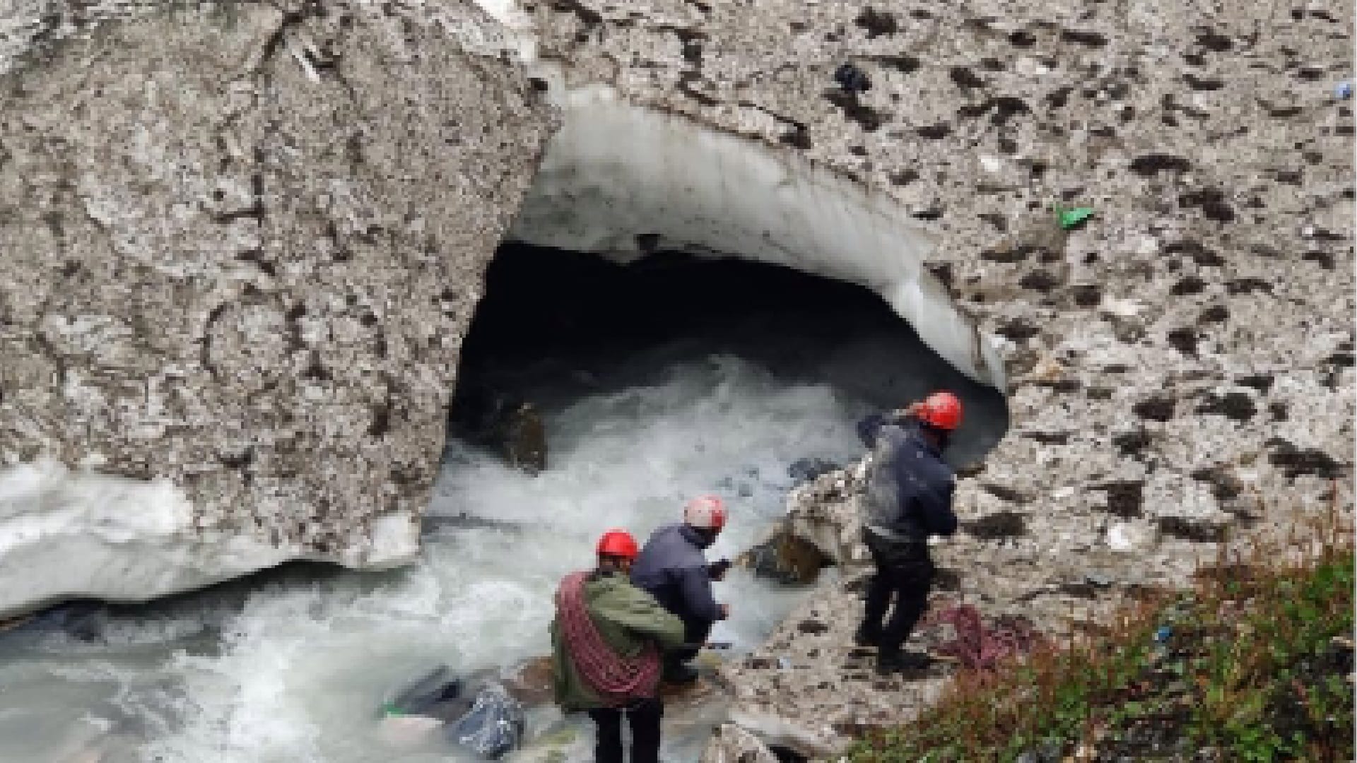 cloudburst near amarnath cave Amarnath Yatra jawans in search of missing people
