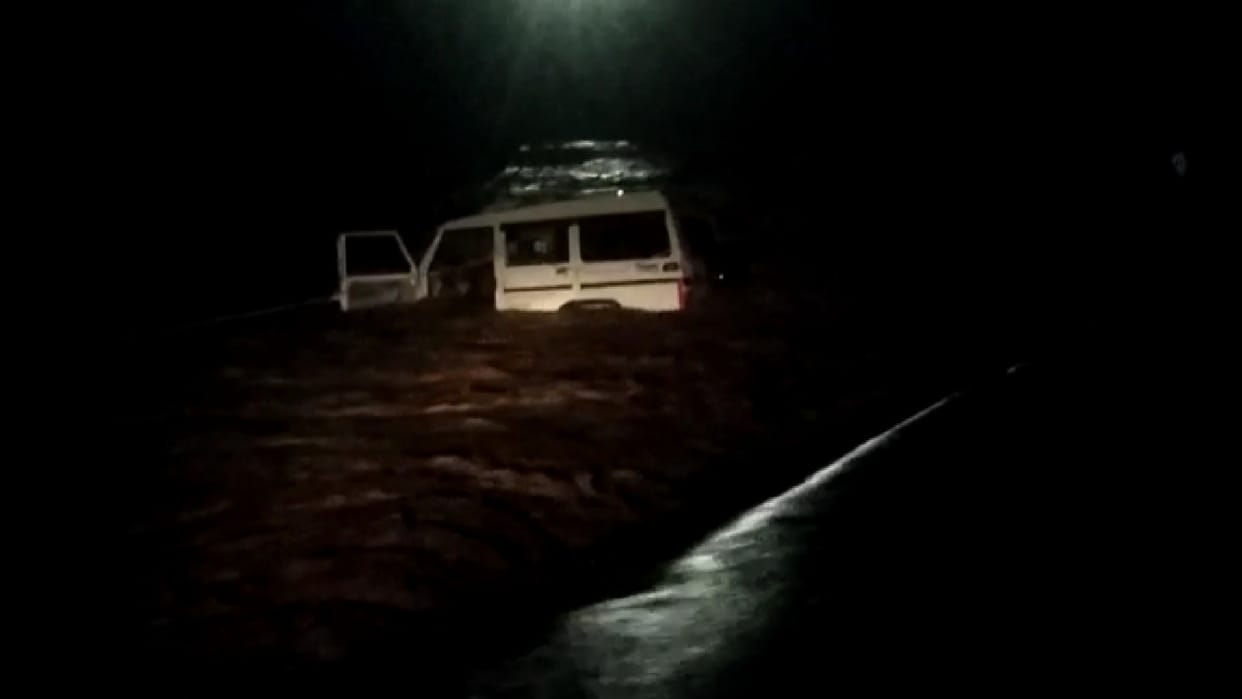 In Chhindwara, a boulevard full of passengers escaped due to rain, people jumped and saved their lives
