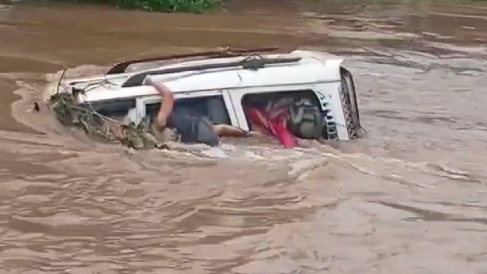 Madhya Pradesh: Big accident in Betul, family of Scorpio riding in Kelvad river drowned in water, bodies of three recovered