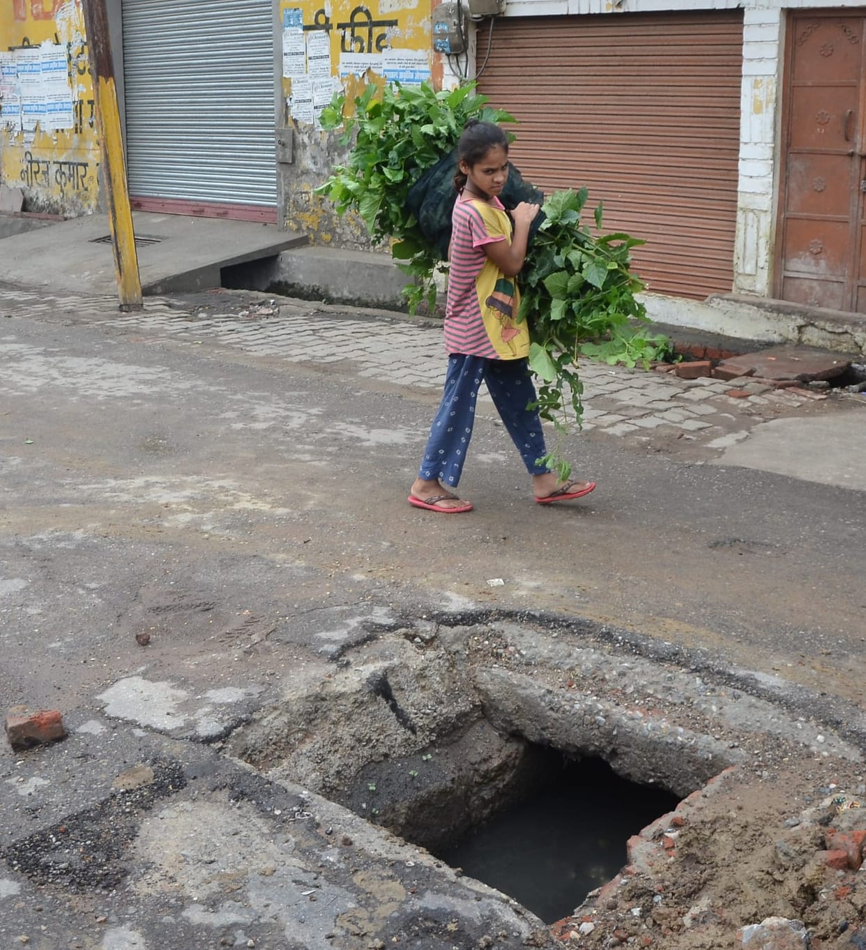 Invitation to accidents giving open manholes of roads