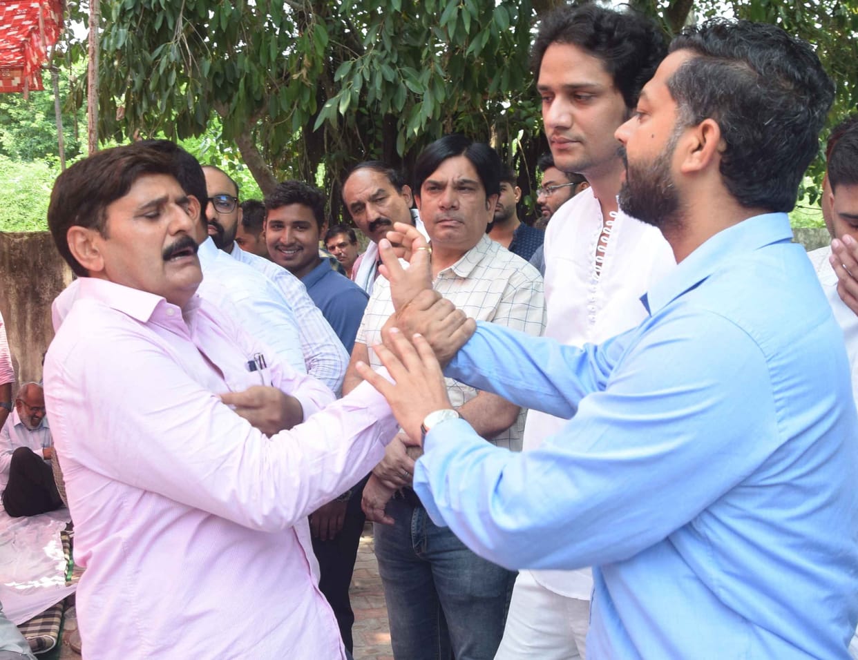 Anger of SDO and JE sitting on strike, shouting slogans of Murdabad by gheraoing SE, scuffle with XEN