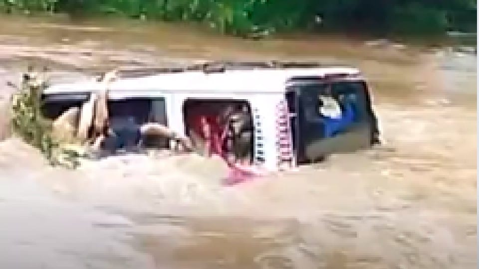 Madhya Pradesh: Big accident in Betul, family of Scorpio riding in Kelvad river drowned in water, bodies of three recovered