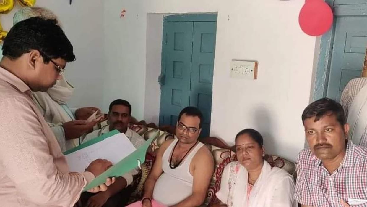 in shivpuri Tehsildar asked for 1.5 lakh rupees to give certificate of victory to Sarpanch, Lokayukta caught red handed