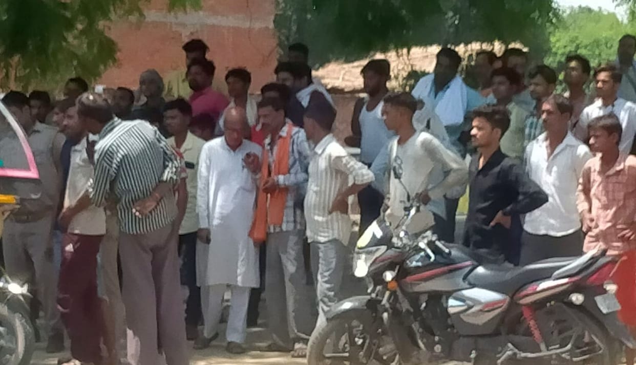 hardoi news, Bike riding worker dies due to car collision