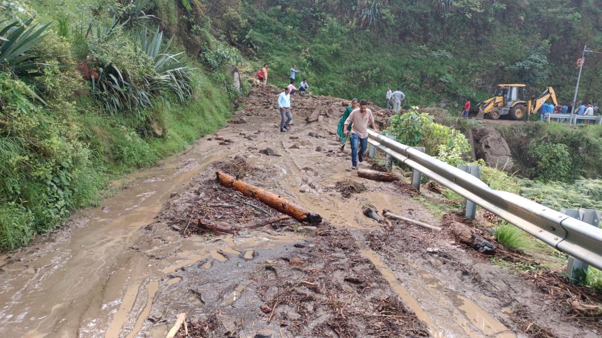 House collapsed in Mandi, 18 cattle died due to fall of cowshed