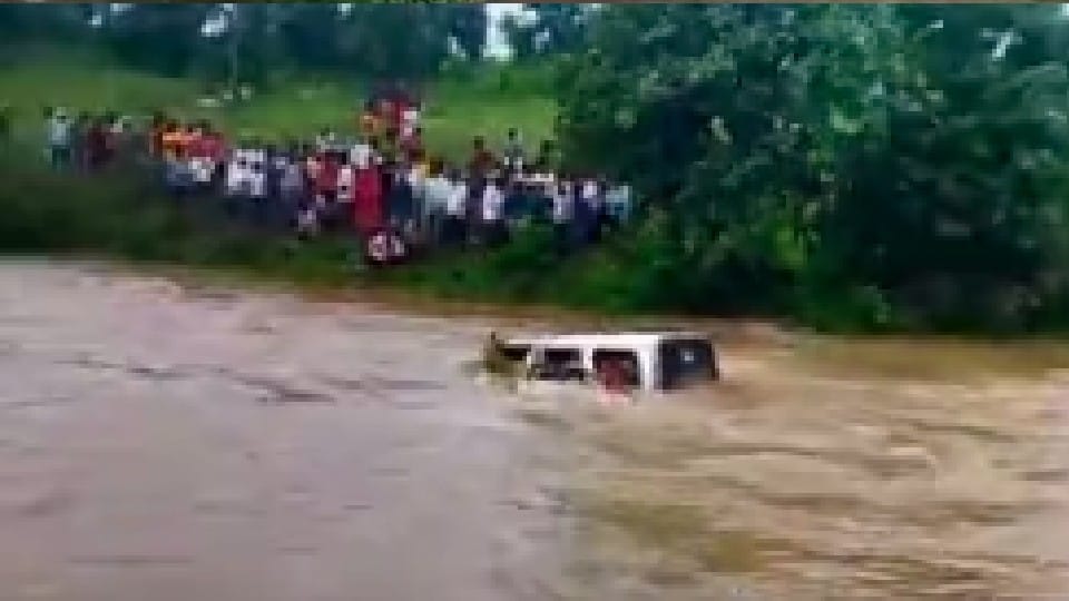 Madhya Pradesh: Big accident in Betul, family of Scorpio riding in Kelvad river drowned in water, bodies of three recovered