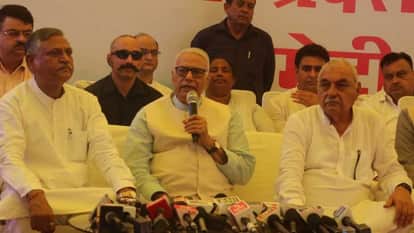 प्रेसवार्ता करते यशवंत सिन्हा।