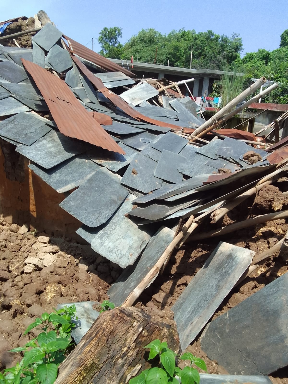 Ridkamar-Boh road closed, the cowshed demolished due to rain in Ichhi