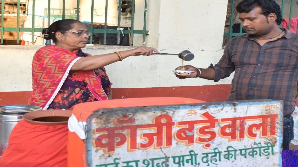 agra kanji bade wale baba daughter-in-law selling kanji bade in agra