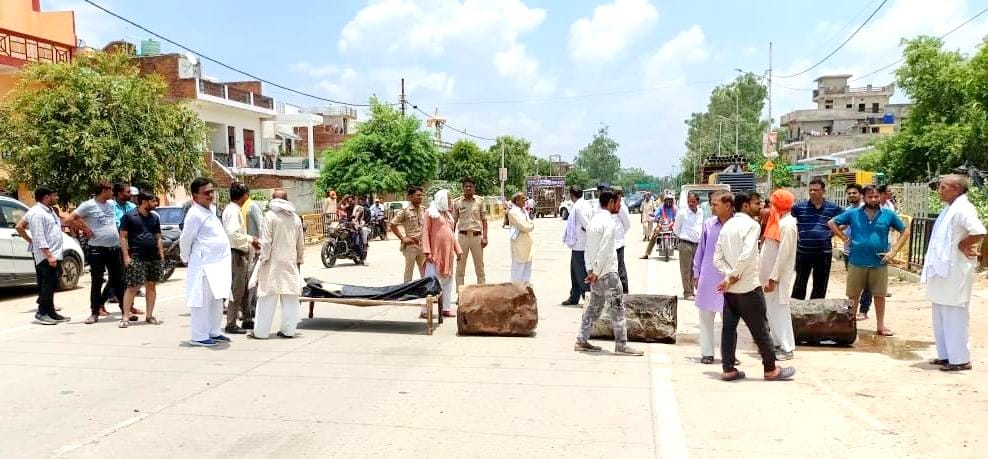 Troubled by police harassment in Mahoba, the elderly hanged, angry relatives blocked the highway