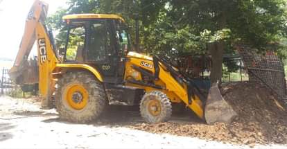 अतिक्रमण पर चलाया जा रहा बुलडोजर