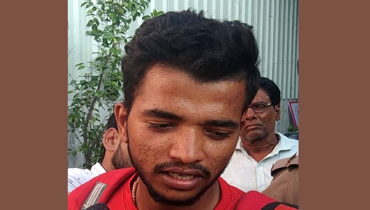 The student climbed on the fourth floor of the institute to get the original marksheet in Kanpur, ACP took it down after giving a written assurance
