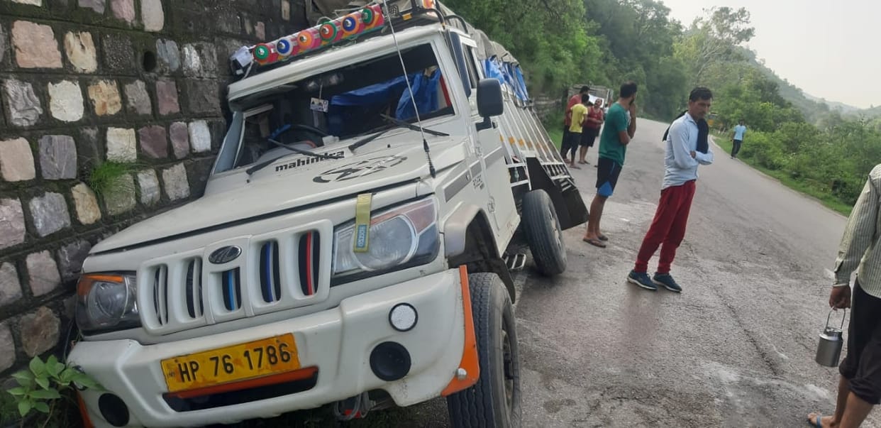 The pickup collided with the wall, the driver's hand was chopped off