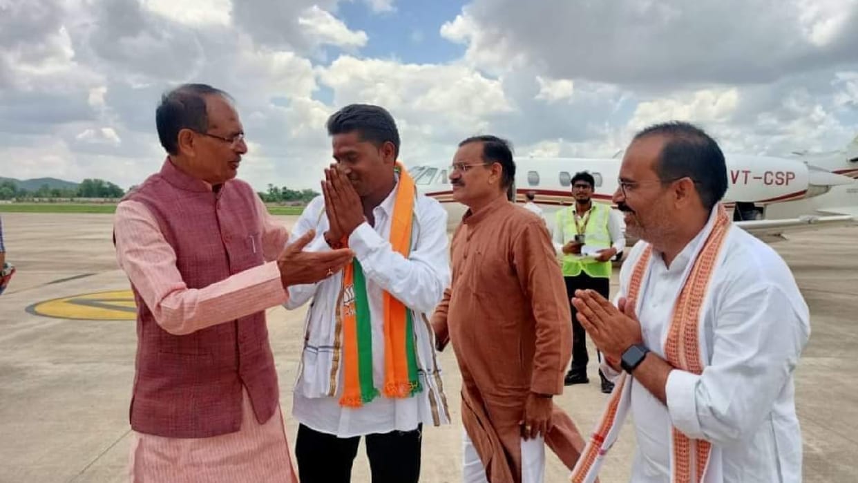 Show cause notice issued to the officer who served cold tea to CM Shivraj, there was negligence at Khajuraho airport