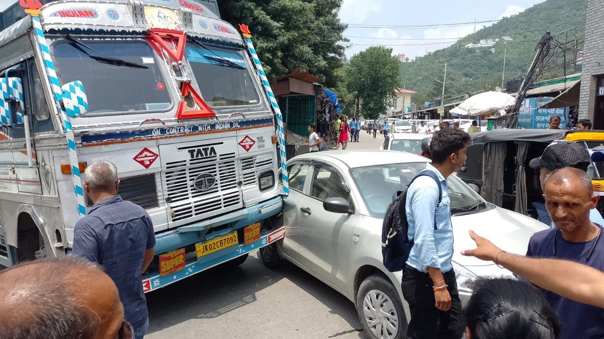mandi news, himachal news, Vehicles collided in ITI Chowk, jammed