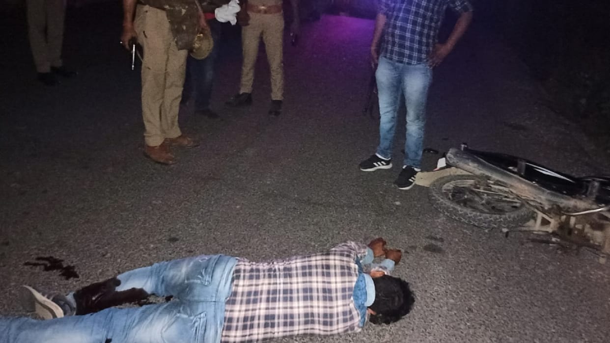 Bhadohi The accused of robbery got shot in the encounter admitted to the hospital