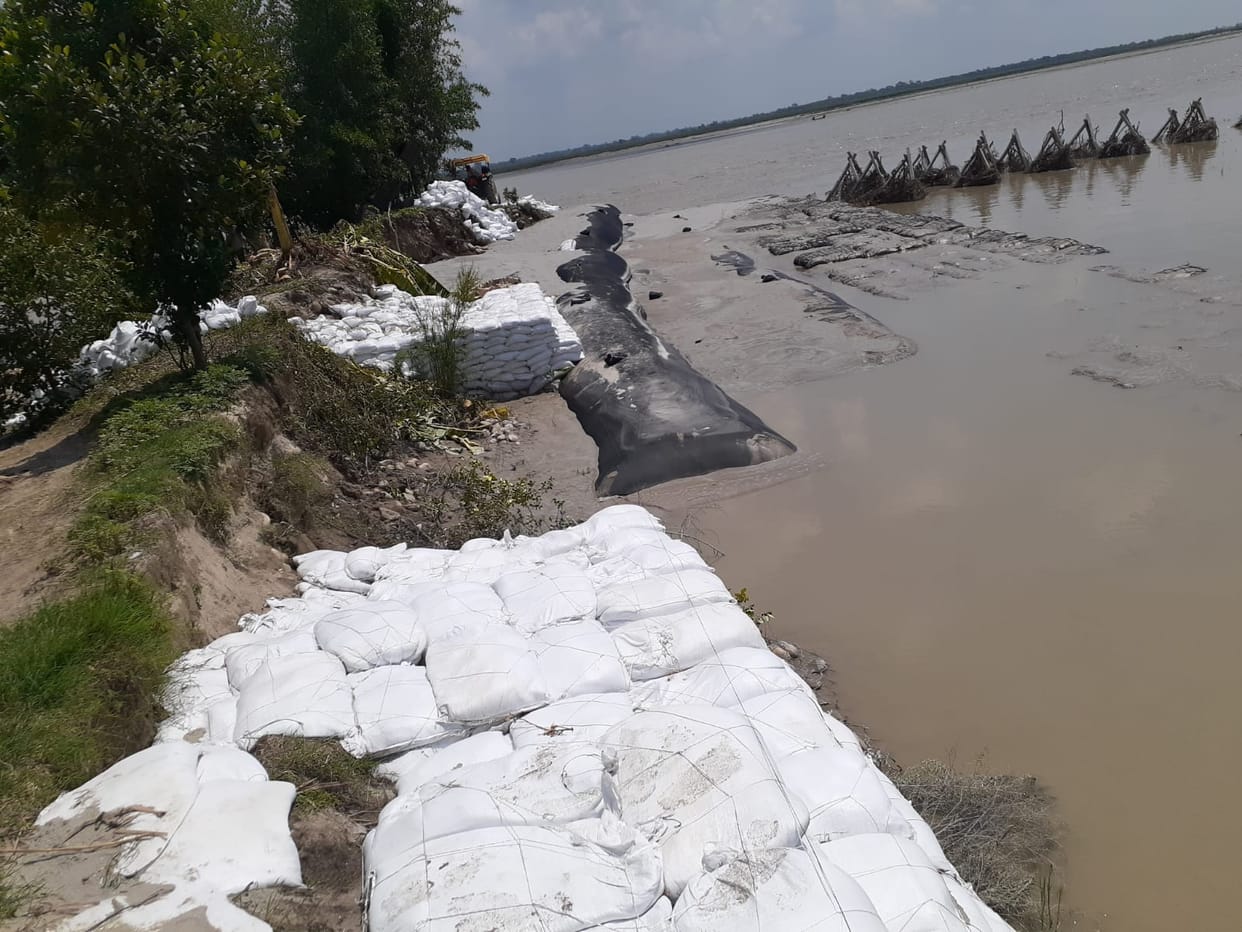 No flood came, Gorakh got washed away in the box and hit the jio tube