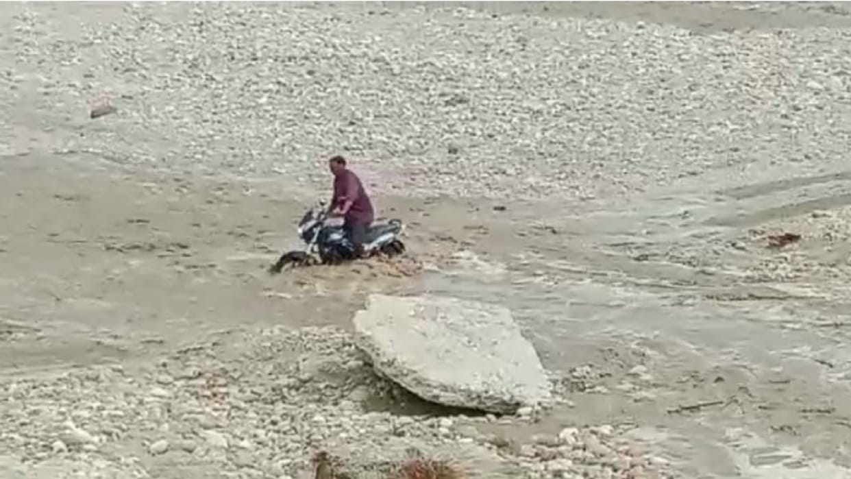 There is a heavy of water in the rainy rivers, and the contact is cut off to many villages
