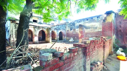 The fort of Raja Todarmal, the minister of Mughal Emperor Akbar, is on the verge of ruin.