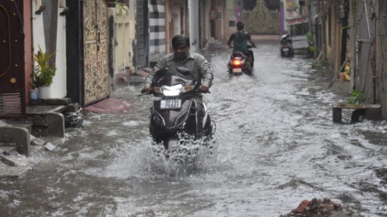 Meerut: claims of cleanliness in city failed, roads turned into ponds in two rains