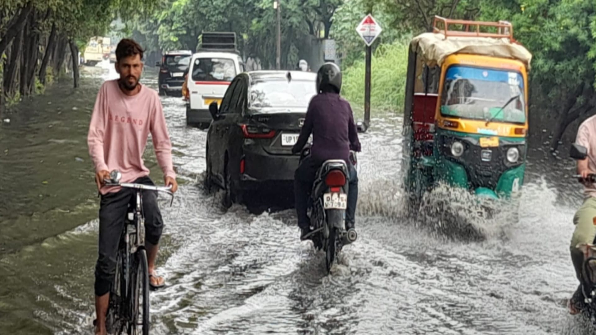 Meerut: claims of cleanliness in city failed, roads turned into ponds in two rains