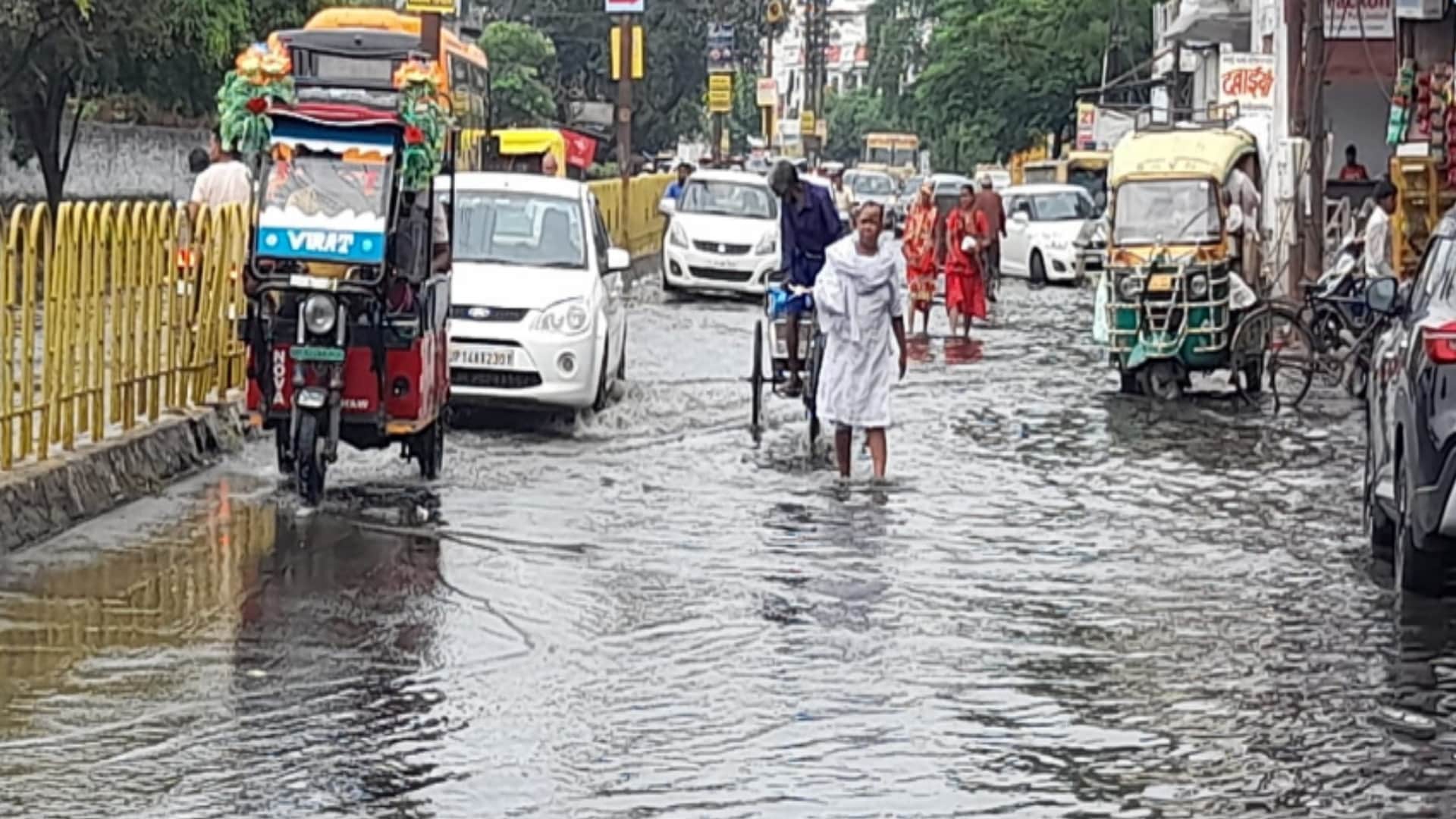Meerut: claims of cleanliness in city failed, roads turned into ponds in two rains