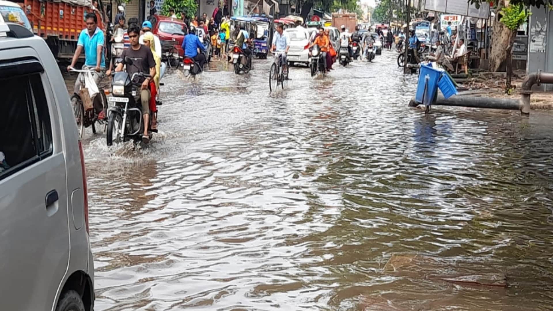 Meerut: claims of cleanliness in city failed, roads turned into ponds in two rains
