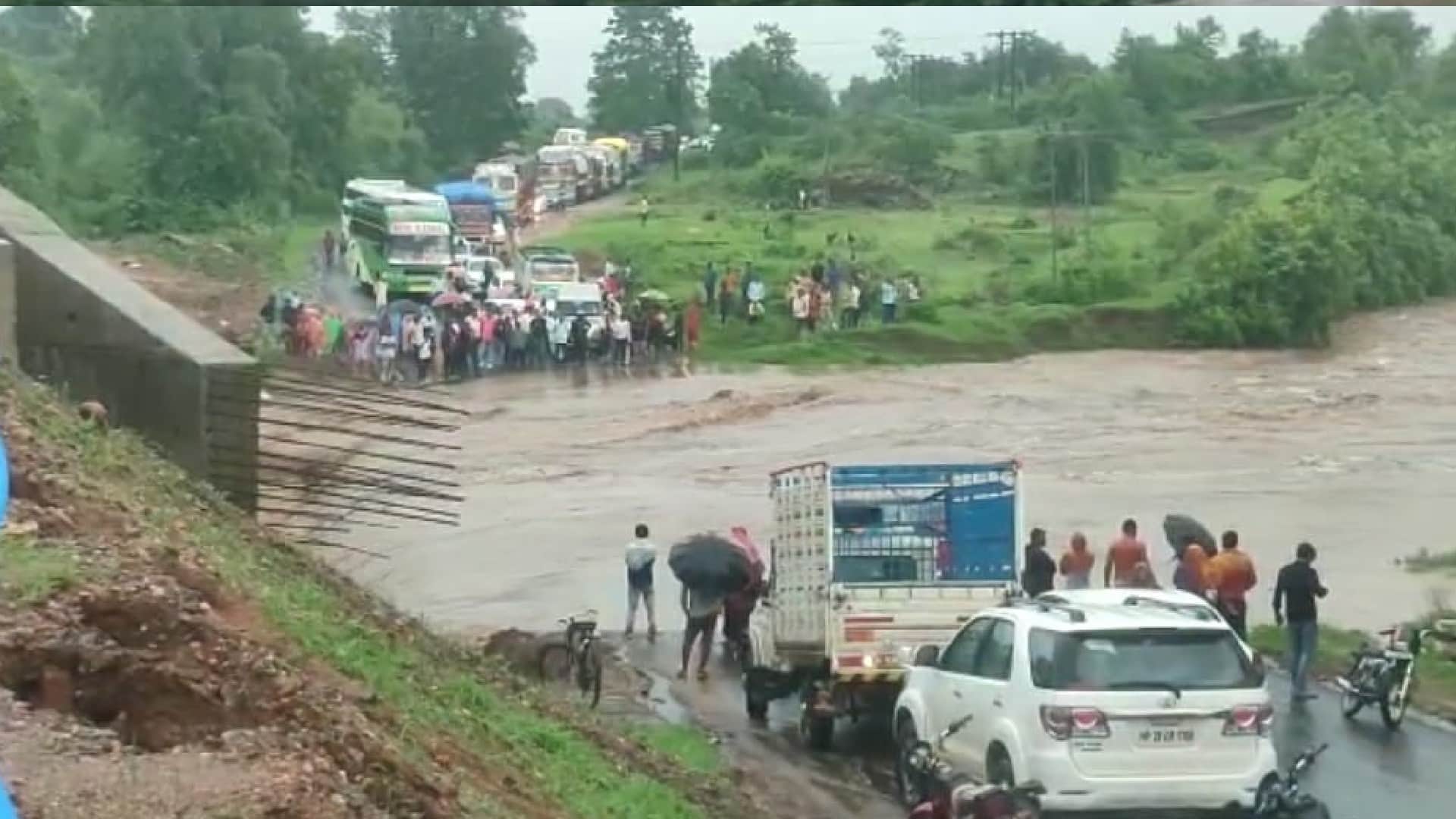 रपटे पर पानी भरने से आवागमन अवरूद्ध।