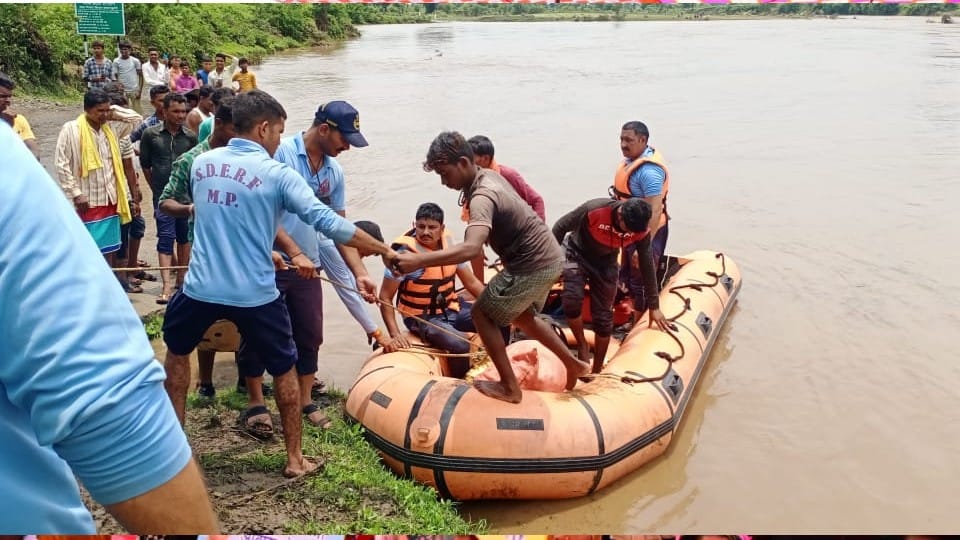 Sehore News: Seep river floods, 20 laborers working on the dam were rescued by home guards and SDRF
