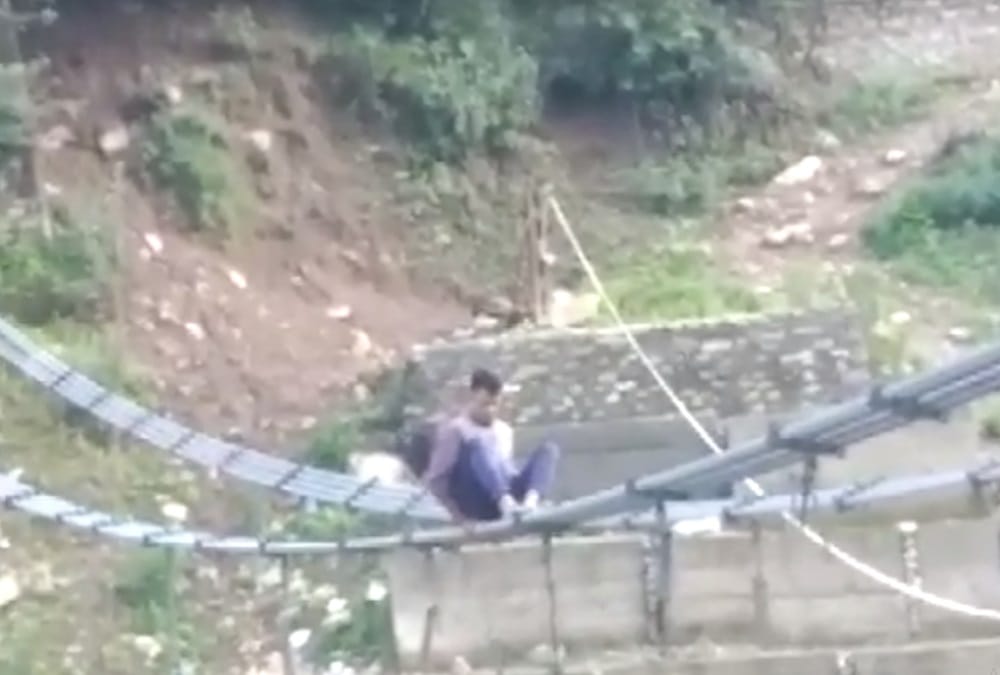 uttarakhand news: uttarkashi villagers used broken swing bridge for cross river photos