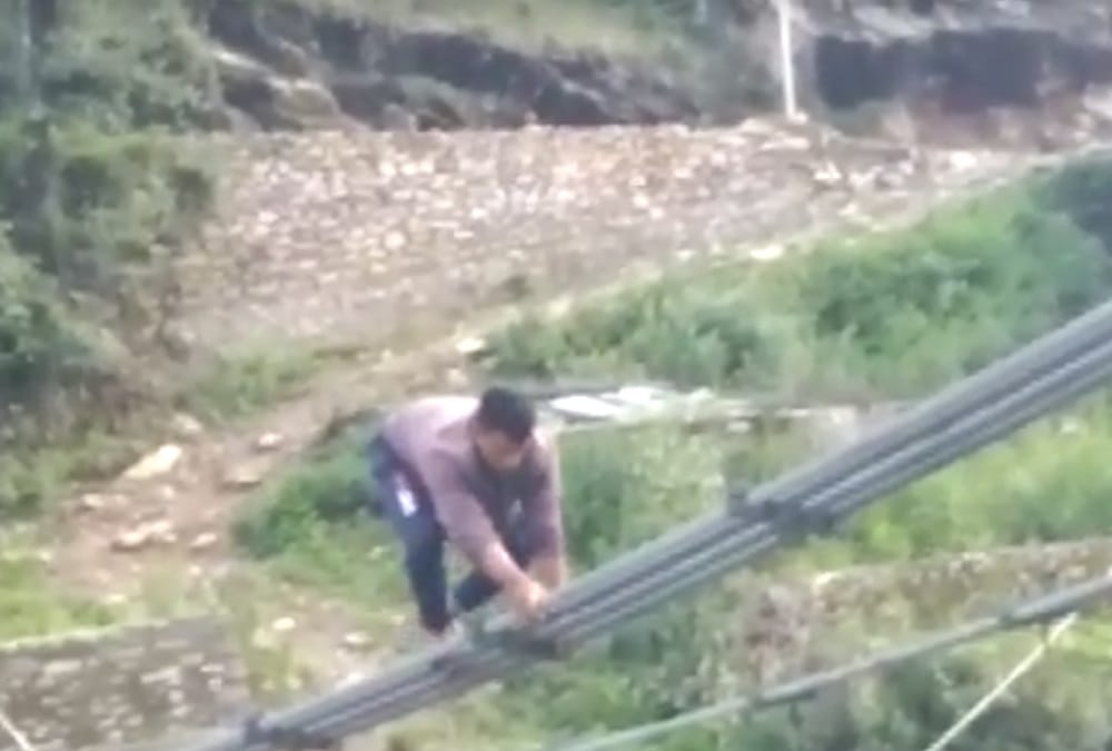 uttarakhand news: uttarkashi villagers used broken swing bridge for cross river photos