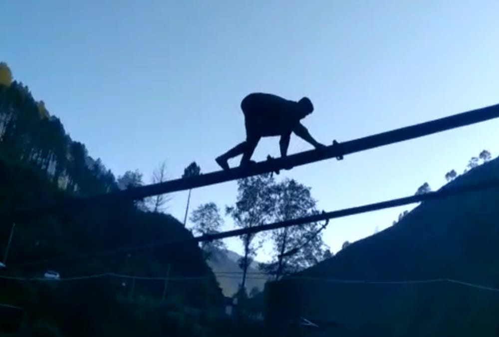 uttarakhand news: uttarkashi villagers used broken swing bridge for cross river photos