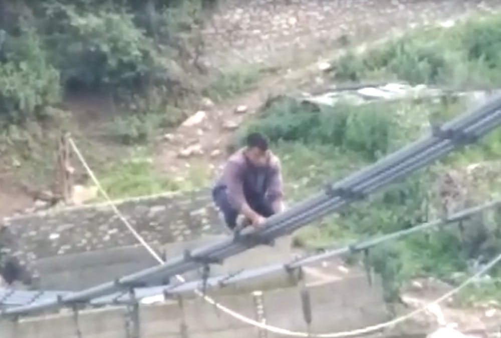 uttarakhand news: uttarkashi villagers used broken swing bridge for cross river photos