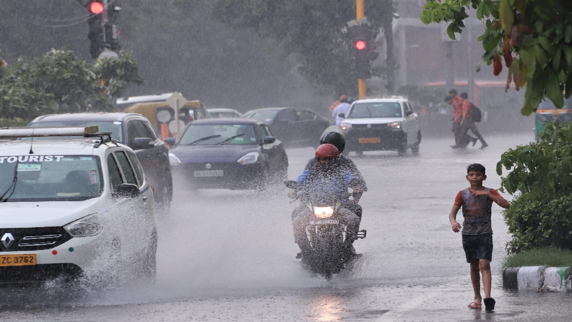 delhi weather forecast chance of rain in delhi on wednesday meteorological department issued yellow alert