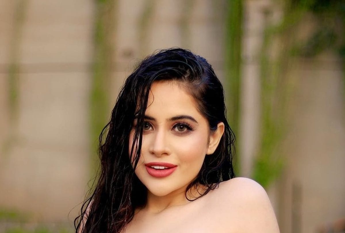 latest video urfi javed reached pvr wearing Weird outfit users says kitni baar mental hospital ka address diya