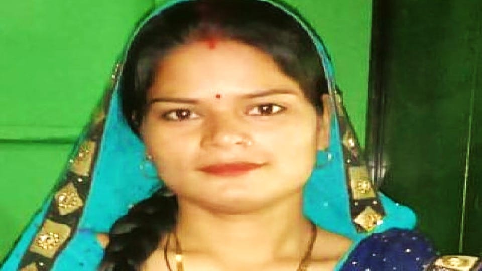 Woman dead body found hanging in the house in Mathura