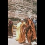धमेख स्तूप की परिक्रमा करती राज्यपाल आनंदी बेन पटेल