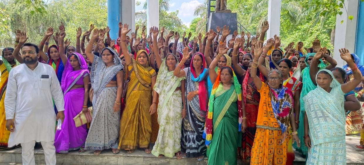 Women agitated over the liquor shop in the village