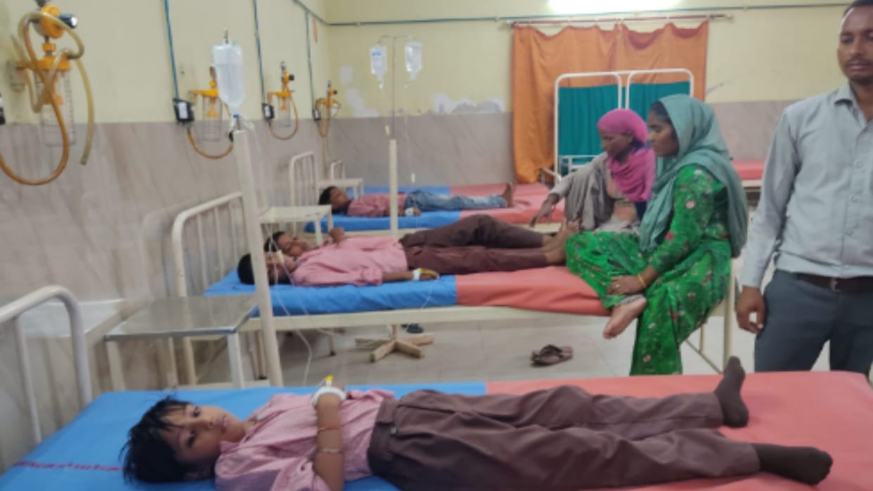 Muzaffarnagar: Lizard fell in mid-day meal of school,  many children deteriorated after eating