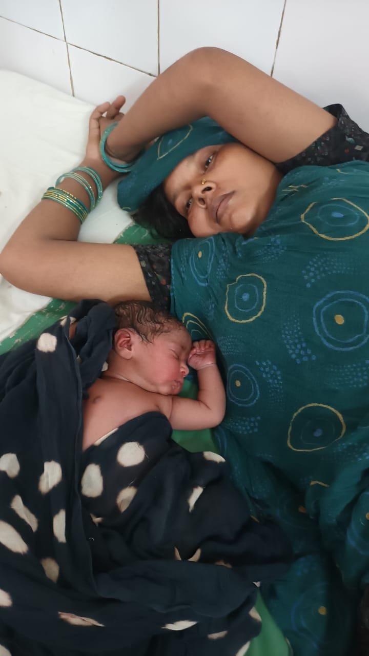 embuulens ke staaph ne sadak kinaare karaaya surakshit prasav