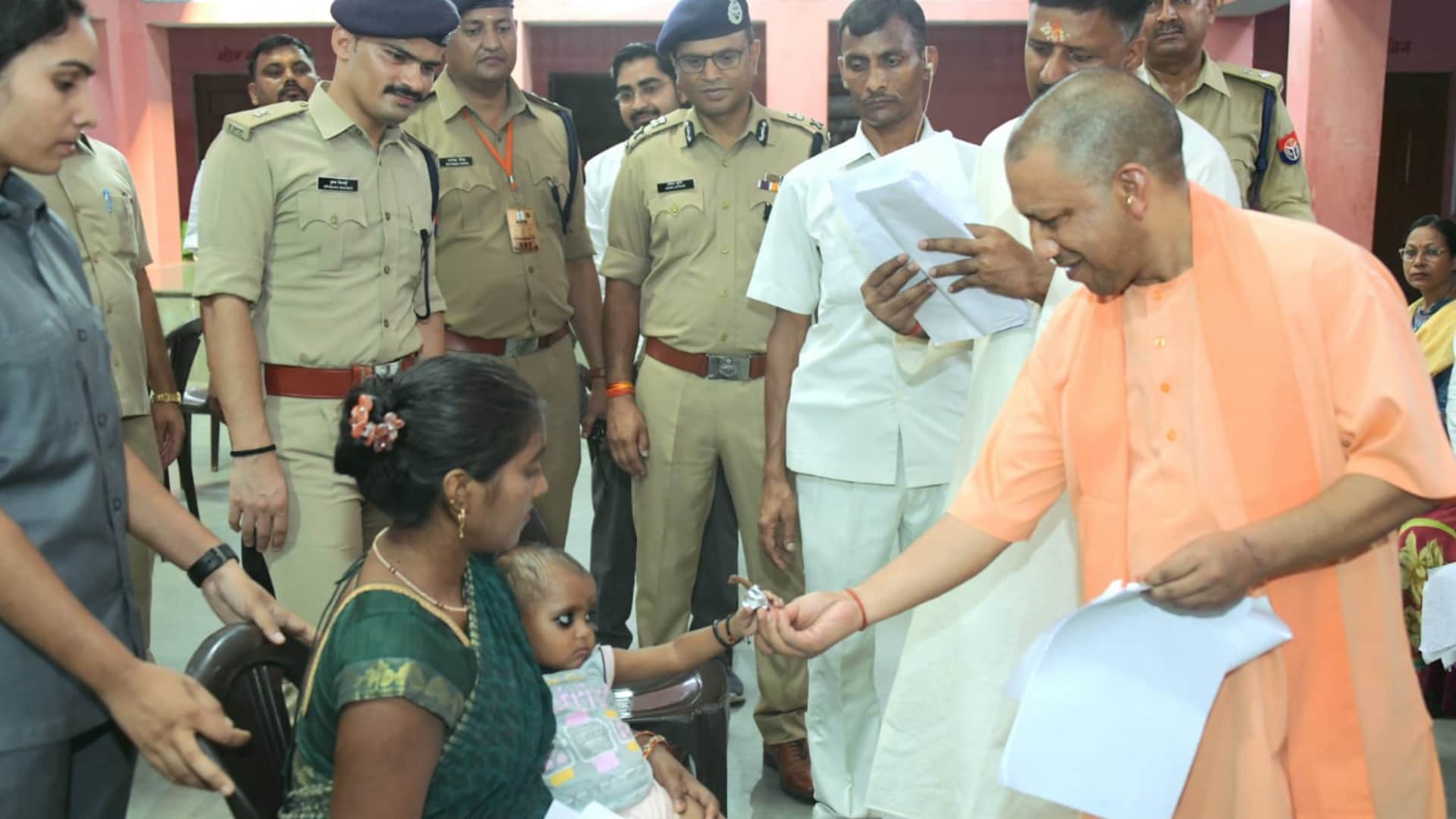 CM Yogi Adityanath listen complaint in Janata Darbar in Gorakhpur