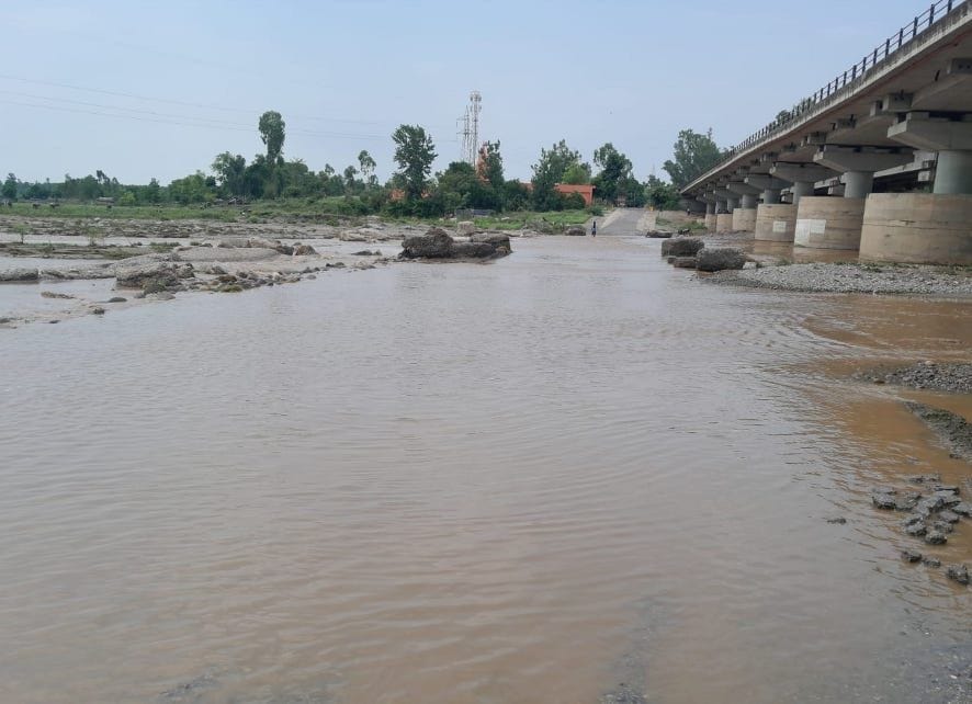 Water level of Kotawali river increased, traffic stalled for half an hour
