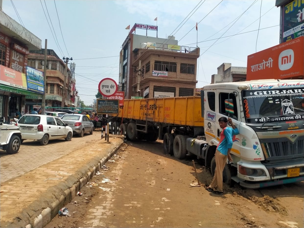 Truck stuck in a drain dug to suppress the pipeline, jammed for four hours